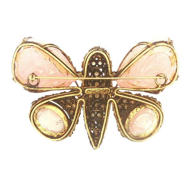 This is a captivating brooch from the late 20th century. The pink rose quartz stones are carved, complemented by round...