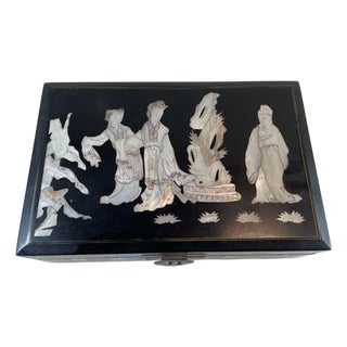 Mid 20th Century Asian Geisha Girl Scene Mother of Pearl Inlaid Black Lacquer Jewelry Box For Sale