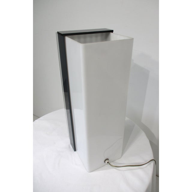 White Mid 20th Century Lucite Fin Bladed Table Lamp in the Style of Joe Columbo For Sale - Image 8 of 13