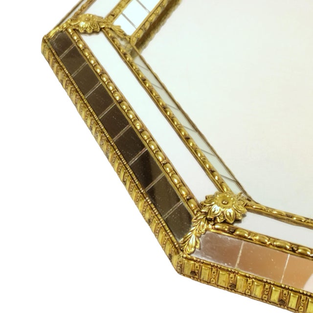 1980s Large Vintage Venetian Hollywood Regency Octagonal Parclose Mirror with Glass and Brass Garlands, 1970s For Sale - Image 5 of 15