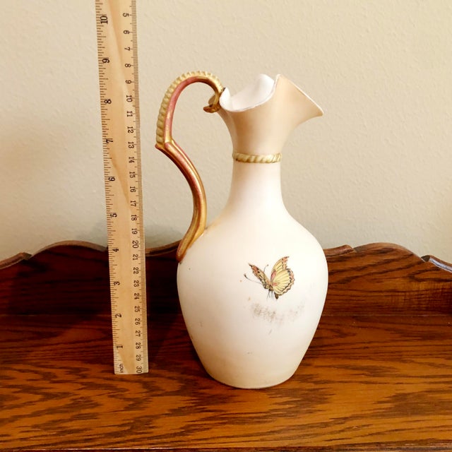 This antique Robert Hanke Austrian porcelain vase with hand painted tulips is in good condition with no chips or cracks.