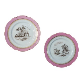 19th Century Pair of Pink and Gold Decorative Wall Plates With Grisaille Scenes For Sale