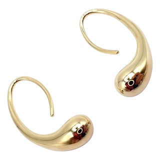1980s Pair of Tiffany & Co. Elsa Peretti Yellow Gold Teardrop Hoop Earrings For Sale