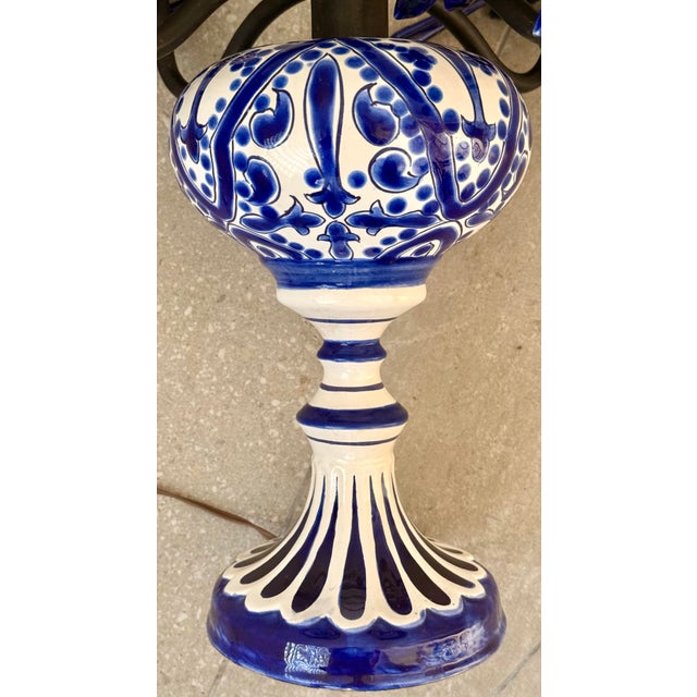 Mexican 1960’s Vintage Delft-Style Blue Hand-Painted Floral Motifs on White Porcelain Table Lamp With 5 Arms For Sale - Image 3 of 12