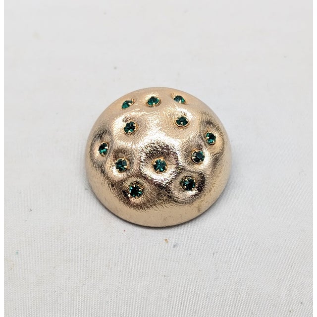 Mid-Century Modern Vintage Signed Napier Textured Goldtone Round Domed Faux-Emerald Studded Brooch For Sale - Image 3 of 7