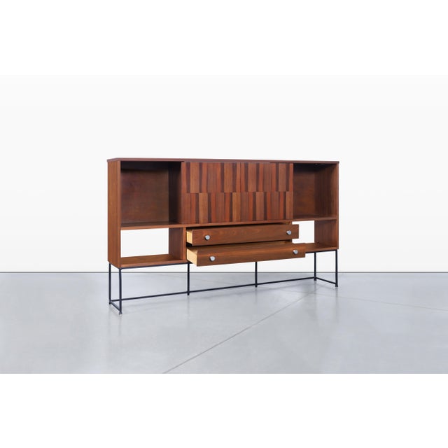 1960s Mid-Century Modern Walnut and Rosewood Display Cabinet by Stanley For Sale In Los Angeles - Image 6 of 14