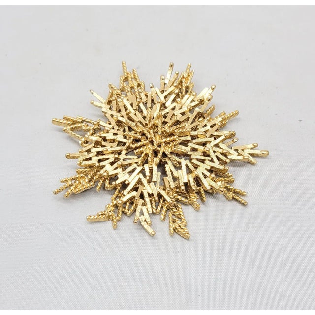 1970s Vintage Signed Monet Modernist Goldtone Snowflake Brooch For Sale - Image 5 of 8