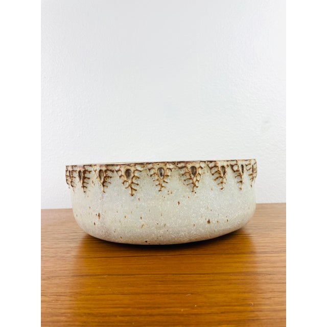 Vintage 1970s Handmade White Stoneware Low Wide Studio Pottery Bowl or Planter For Sale In Palm Springs - Image 6 of 9