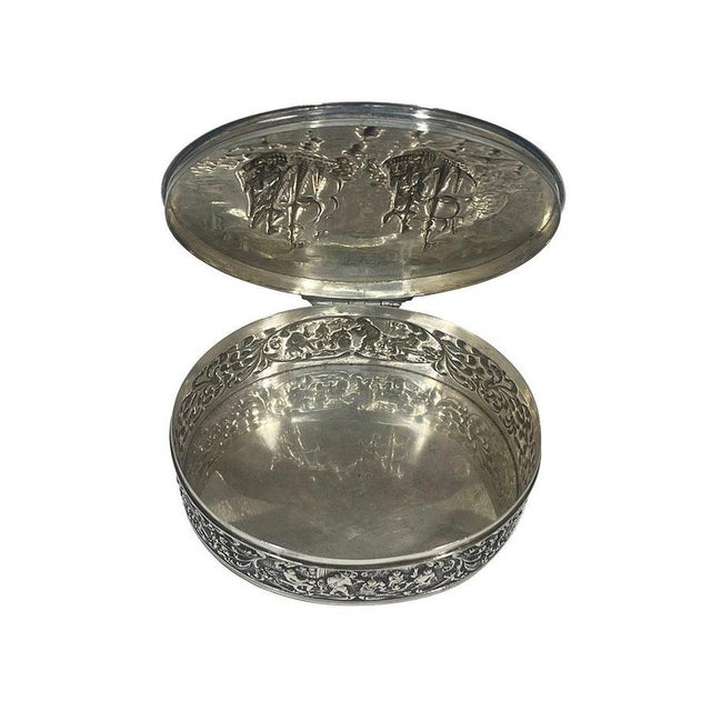 Dutch Silver Decorative Box with Scene of 17th-Century Dutch Flagships, 1926 For Sale - Image 10 of 15