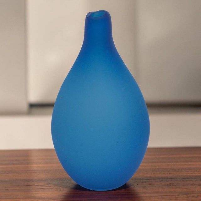 This vintage hand-blown satin glass blue Italian teardrop form bud vase exudes a mid-century modern style with its elegant...