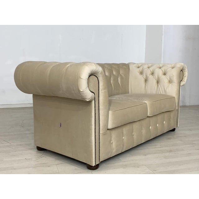 For sale is a new very nice Chesterfield sofa. If you wish, please in all other colors! • Color beige • English style...