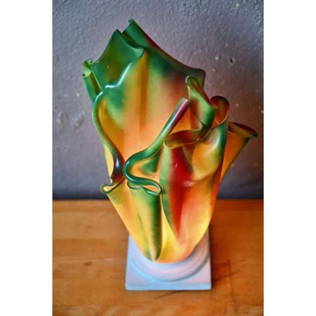 Inspired by the shape of a fiery torch, this exuberant lighting of the 80s offers a fireworks of colors and shapes. The...