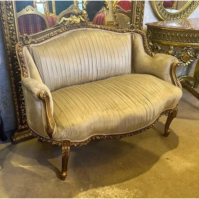 It is worth taking a closer look at the detail of the angel in the centre. Feel like royalty with this piece. Beautiful...