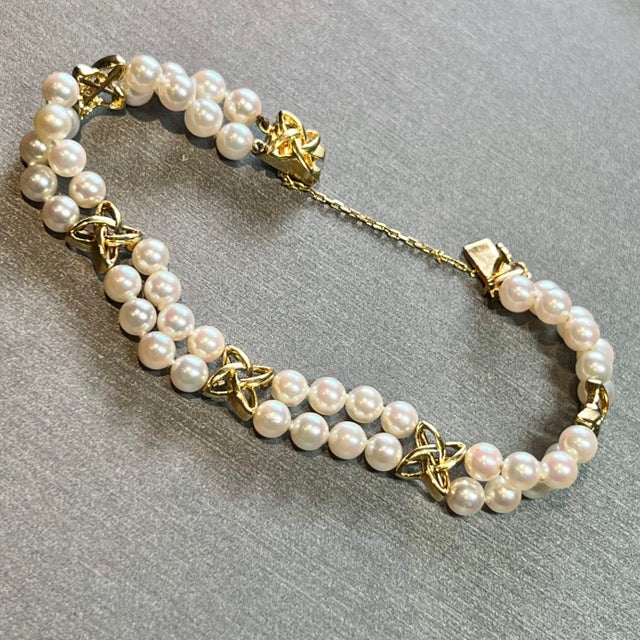 White 1990s Mikimoto Estate Akoya Pearl Bracelet 18k Gold For Sale - Image 8 of 9