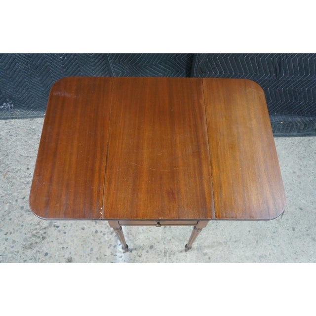 1940s Vintage Imperial Sheraton Style Mahogany Drop Leaf Gateleg Pembroke Side Table For Sale - Image 5 of 18