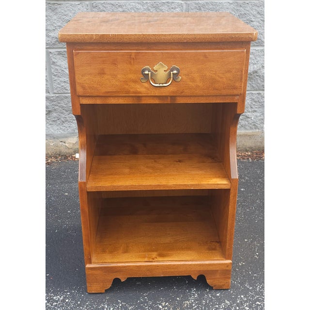 American Vintage Ethan Allen Baumritter Heirloom Nutmeg Maple Colonial Early American Nightstand For Sale - Image 3 of 10