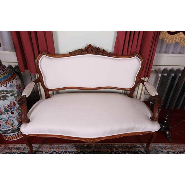 Hand-carved sofa in the style of Louis XV from the second half of the 19th century. Completely restored in professional...