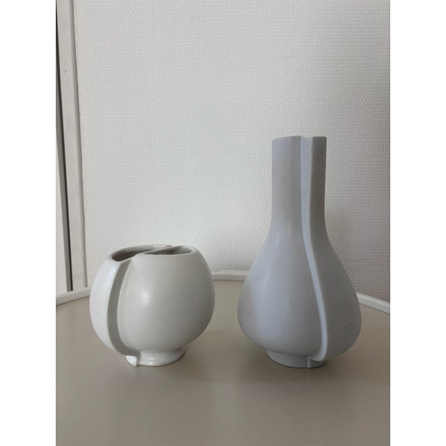 Surrea Vases and Cups in White Stoneware by Wilhelm Kåge for Gustavsberg, 1940s, Set of 4 For Sale - Image 3 of 8