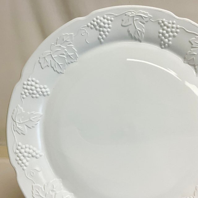 American 1970s Vintage Americana Arts & Crafts Indiana Glass Grape Cluster Milk Glass Round Platter For Sale - Image 3 of 8
