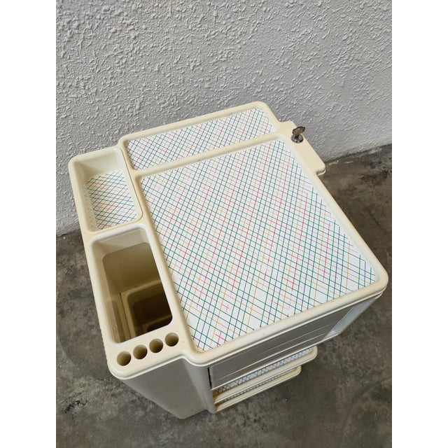 Vintage Side Table in Plastic, 1970 For Sale - Image 10 of 11