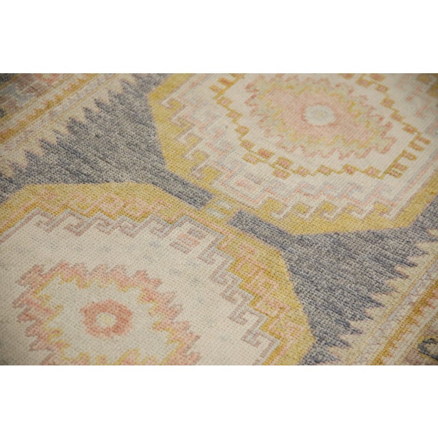 This modern Turkish Oushak rug is a stunning piece of art that has been handwoven using traditional techniques by skilled...