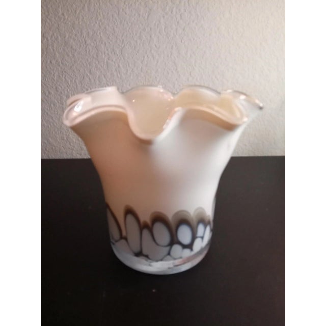 1990s Art Deco White Art Glass Vase With Ruffled Edges For Sale In Dallas - Image 6 of 7