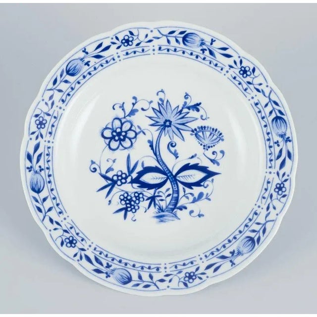 Kahla, Germany. A set of six deep plates in porcelain. Blue Onion decoration. Circa 1970s. Marked: Kahla, Zwiebelmuster....