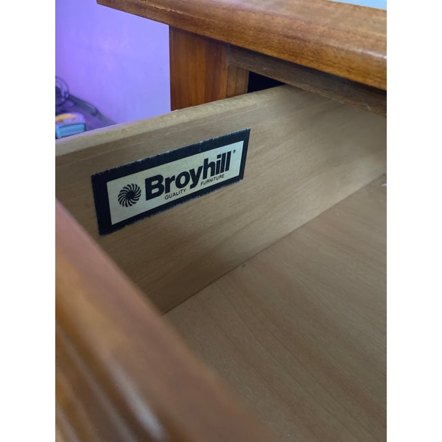 1990s Mid Century Broyhill Chest of Drawers For Sale In Houston - Image 6 of 8