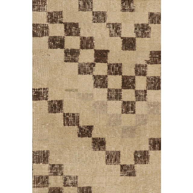 Vintage Distressed Runner Rug, Beige-Brown Geometric Patterns – Rug & Kilim For Sale In New York - Image 6 of 7