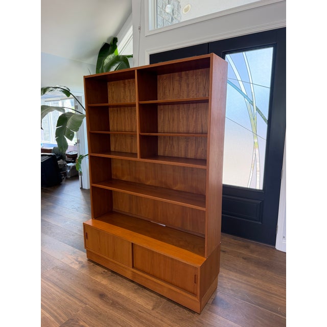 Mid-Century Modern 1960s Carlo Jensen for Hundevad Danish Modern Teak Media Bookcase & Credenza For Sale - Image 3 of 16