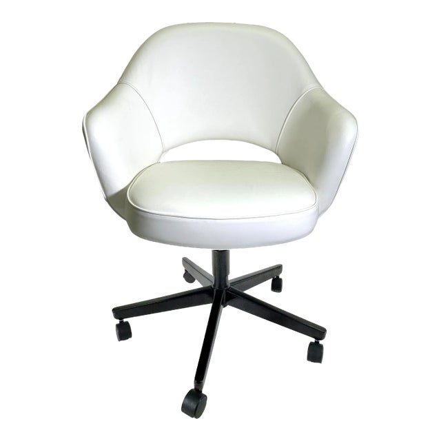 Saarinen Executive Armchair in Italian White Leather, Black Swivel Base For Sale