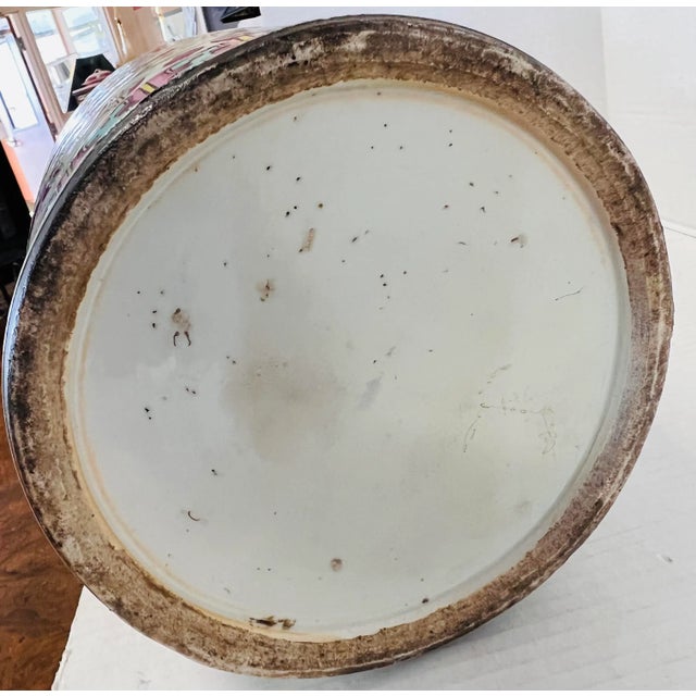 19th Century Chinese Famille Rose Porcelain Vase Urn For Sale In New York - Image 6 of 8