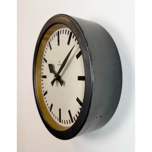 1950s Industrial Factory Black Wall Clock from Siemens, 1950s For Sale - Image 5 of 17