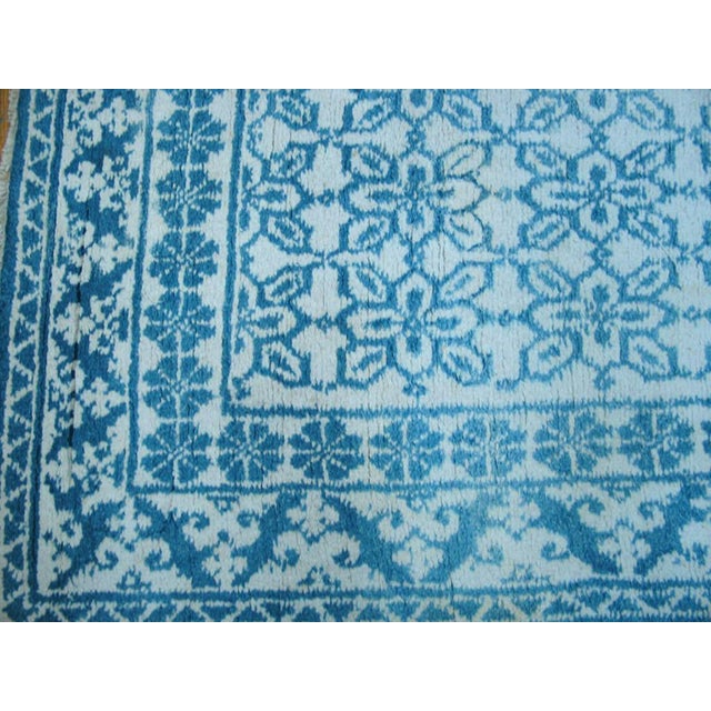 1930s Blue White Floral Antique N. Indian Agra Cotton Carpet 4'6" X 7' Handknotted Rug For Sale - Image 4 of 4