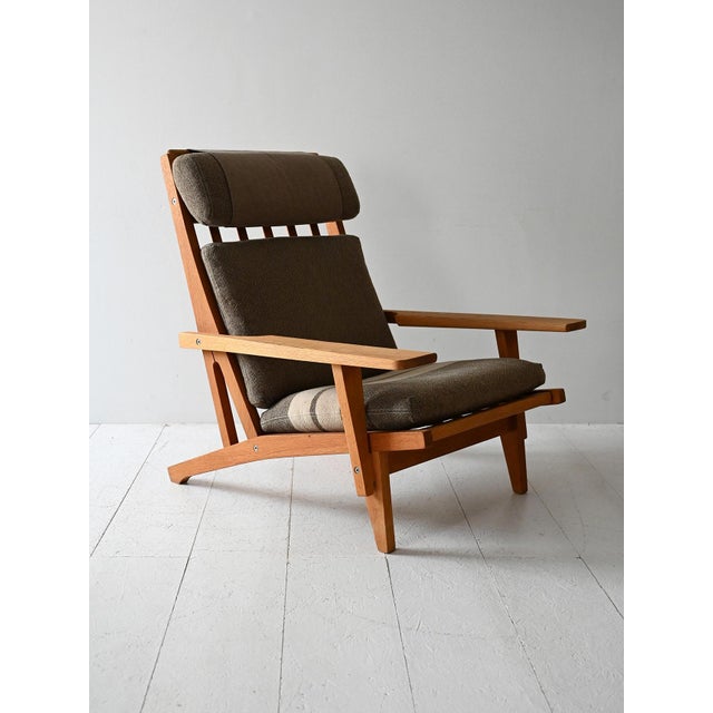 Scandinavian armchair from the 1950s in solid oak, designed by hans wegner for getama. Original cushions included....