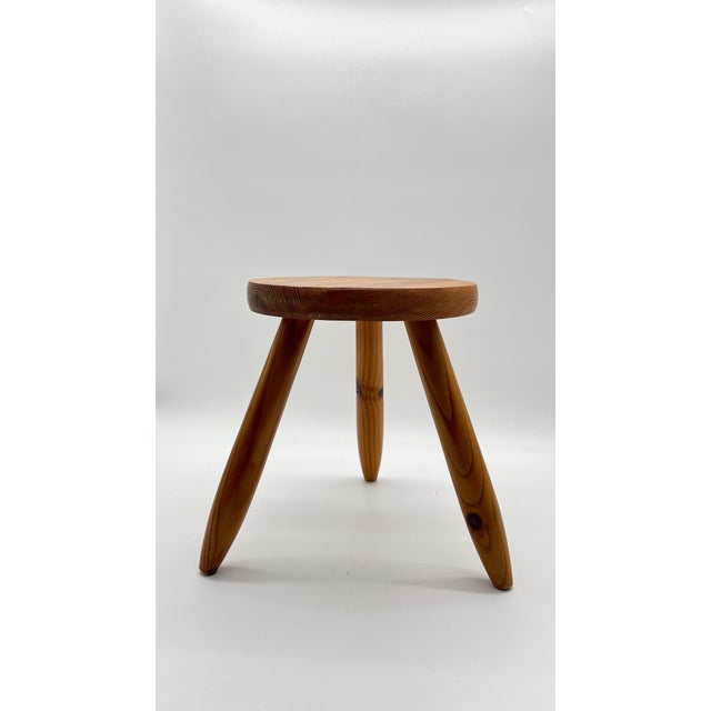 Good evening, I'm offering this superb tripod "shepherd's" stool in solid pine, inspired by the style of Charlotte...