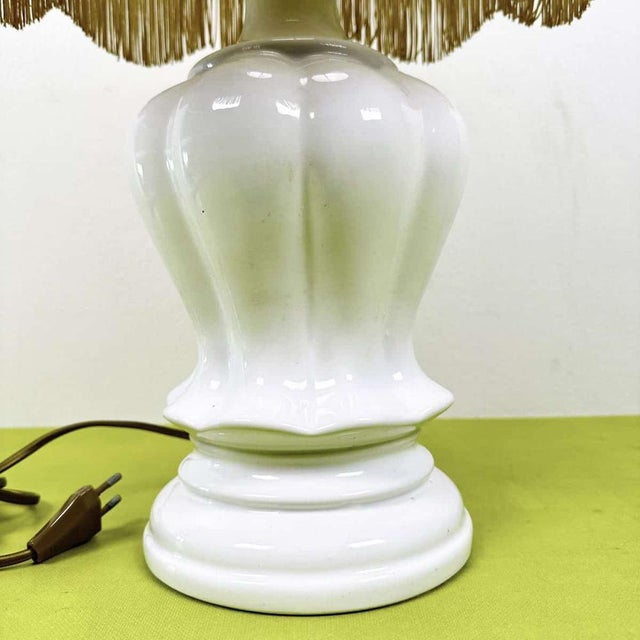 Descrizione Articolo: lampada vintage con base in ceramica e paralume in tessuto Altezza: 64 Diametro: 37 This piece is...