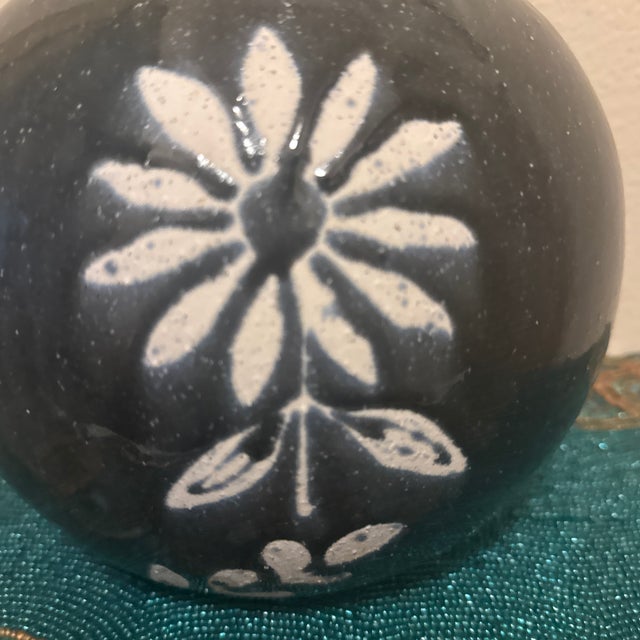 1970s Artisanal Black & Ivory Glazed Ovoid Pottery Vase – Hand-Painted Folk Floral Motif For Sale - Image 5 of 7
