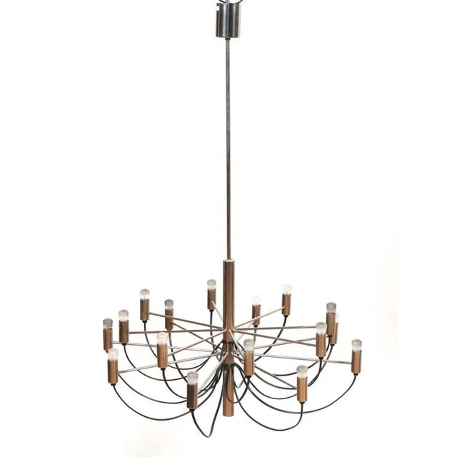 Gino Sarfatti (Venezia 1912 - Gravedona 1985) designed this wonderful chandelier. Very stylish and reduced, at the same...