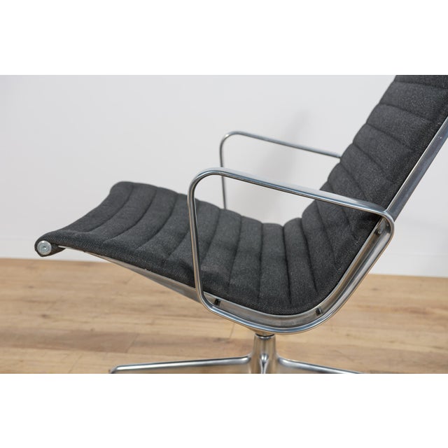 1980s EA124 Lounge Chair by Charles & Ray Eames for Herman Miller, United States, 1980s For Sale - Image 5 of 18