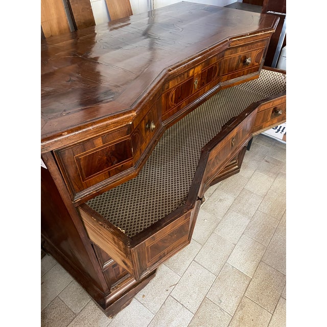 Veneto chest of drawers with broken line, Louis Fourteenth period with double thread in walnut and walnut root.
