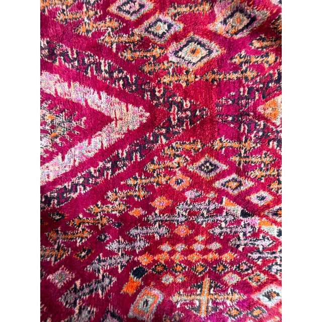 Large Vintage Beni M’Guild Moroccan Rug – Handwoven Tribal Wool Carpet in Deep Red and Saffron For Sale - Image 11 of 11