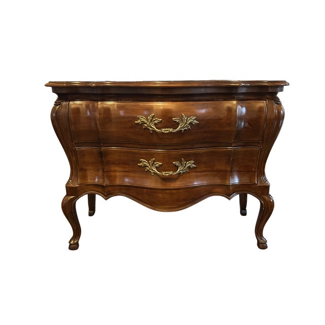 French Provincial Mid 20th Century John Widdicomb Louis XV Style Bombe Commode – French Provincial Curved Chest of Drawers With Cabriole Legs & Brass Hardware For Sale - Image 3 of 16
