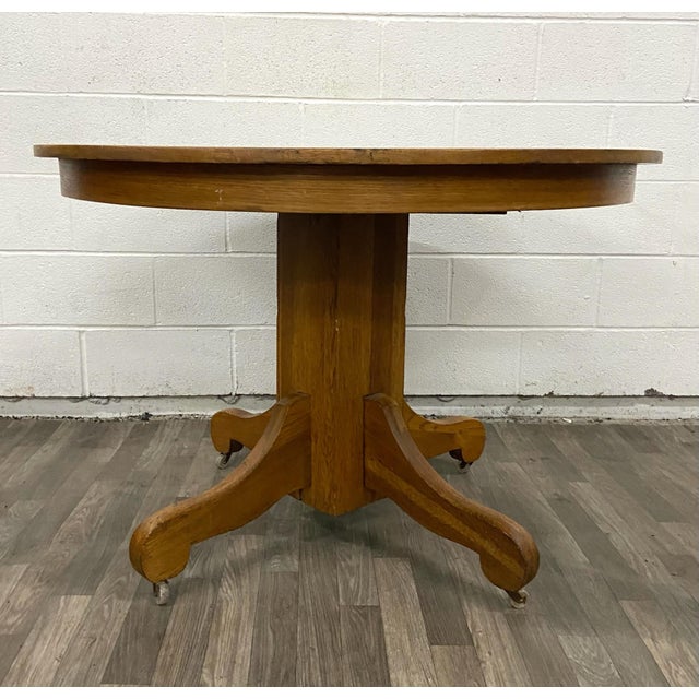 Antique Early 1900s Tiger Oak 42 Inch Round Pedestal Dining Table
