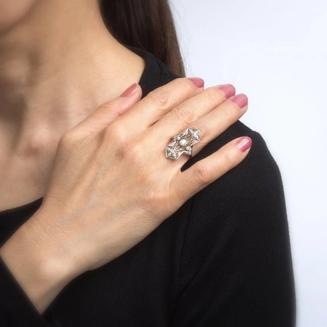 Antique Edwardian Diamond Ring Platinum Flower Design Vintage Plaque Jewellery 5 size 5 For Sale In Los Angeles - Image 6 of 6