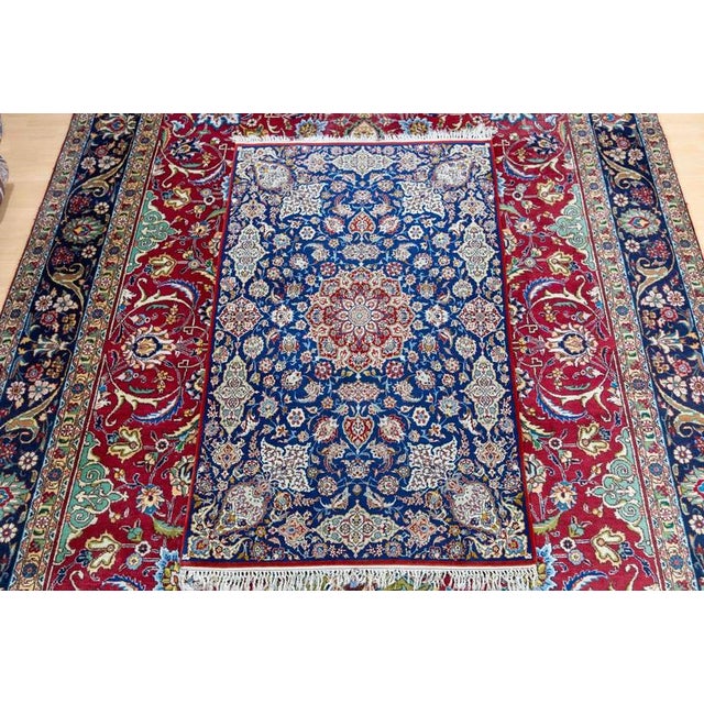 Hand-Knotted Isfahan Rug in Wool For Sale - Image 5 of 18
