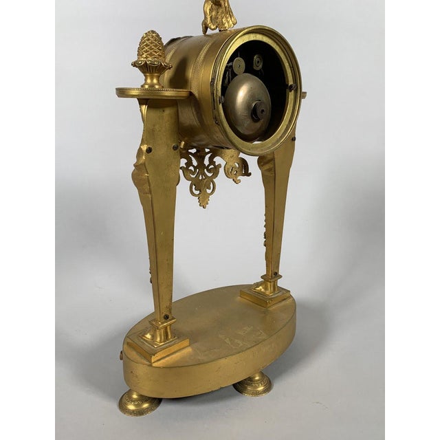 Metal Empire period portico clock with Egyptian motifs, gilt bronze, circa 1800, 19th century For Sale - Image 7 of 9