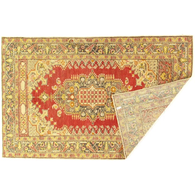 This is an original Turkish Oushak rug from the late 19th century. Handmade and hand-knotted. Lamb's wool on a cotton...