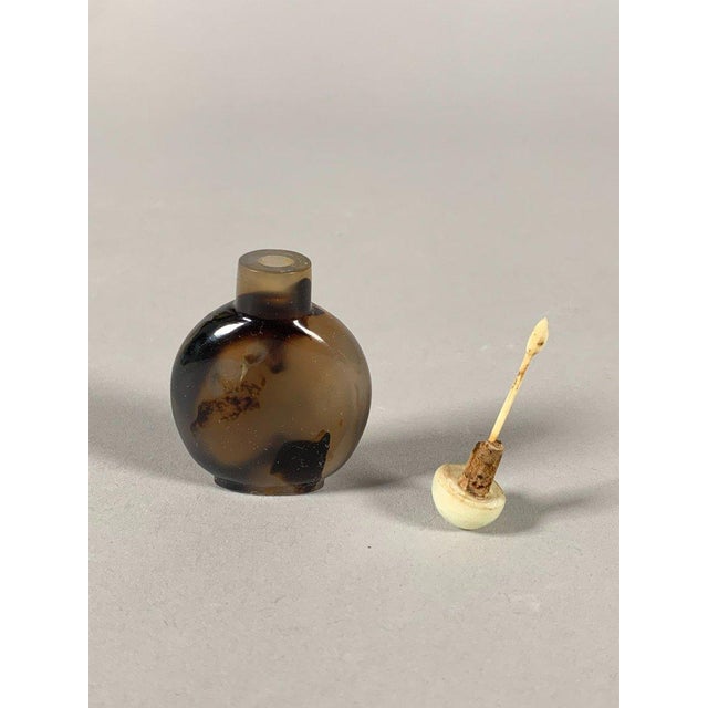 Brown Chinese 19th Century Brown Agate Snuffbox with Black Veins For Sale - Image 8 of 9