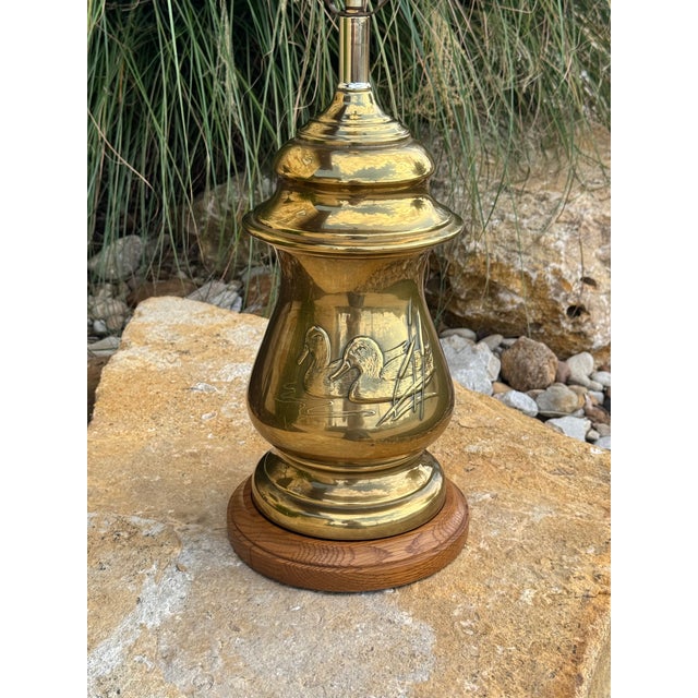 1970s Mid Century Brass Ginger Jar Urn Table Lamp With Embossed Ducks Design on Oak Base For Sale - Image 4 of 6